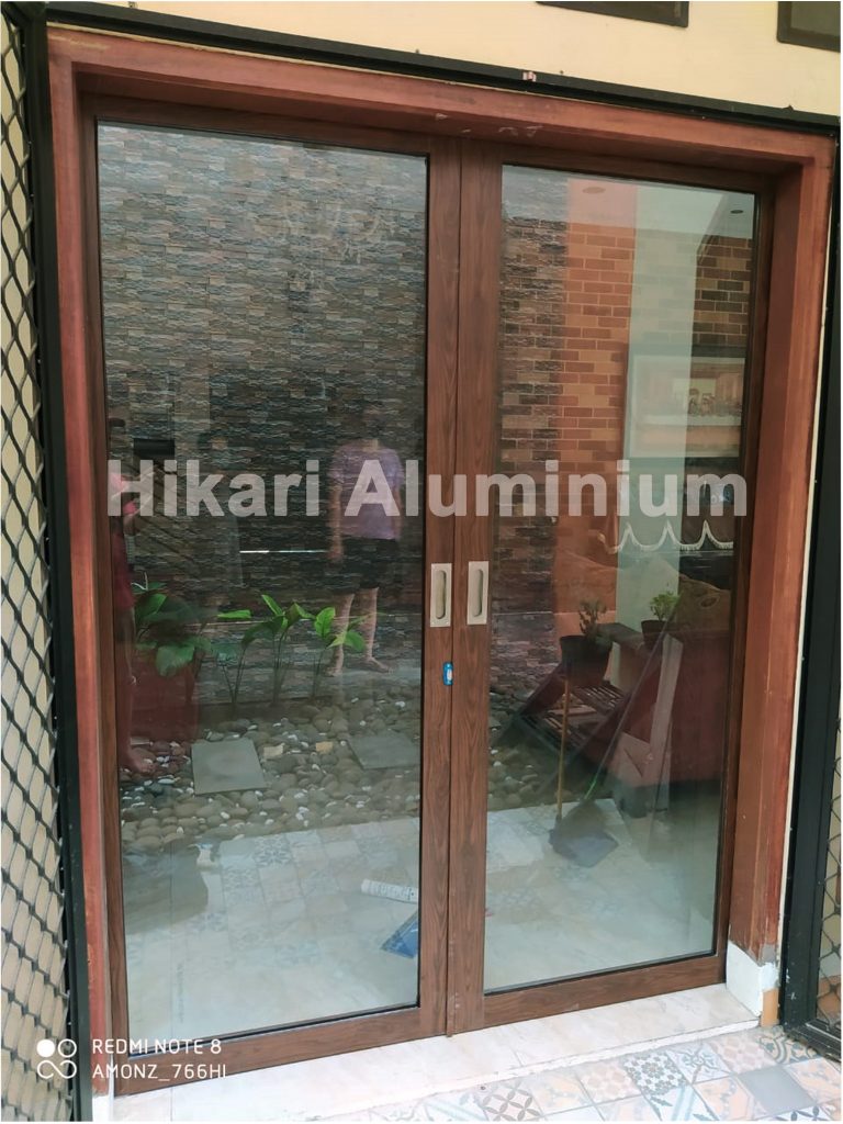 pintu aluminium motif kayu jati